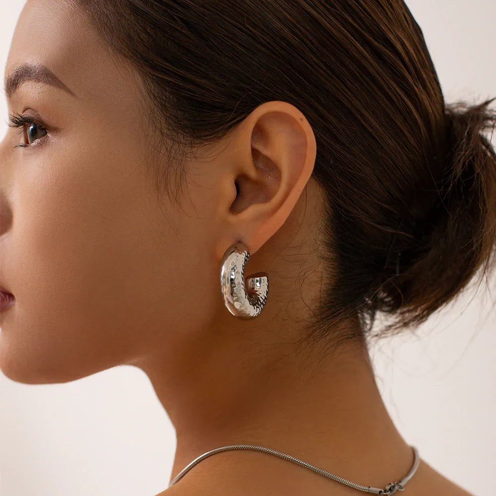 [{"input": "Bethany Silver Earrings", "output": "Bethany Silberohrringe"}]