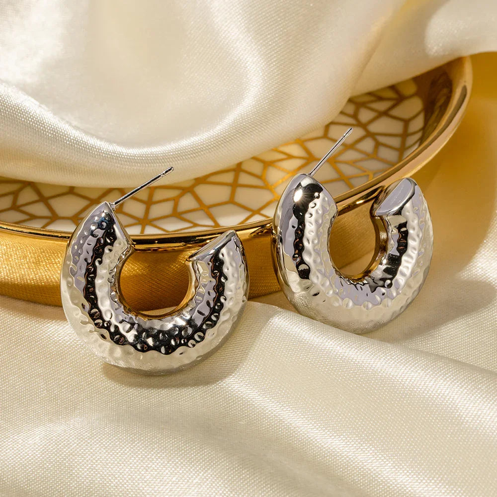 [{"input": "Bethany Silver Earrings", "output": "Bethany Silberohrringe"}]