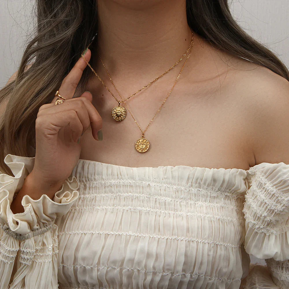 {"Royal&Vicky":"Royal&Vicky","Soleil Gold Necklace":"ソレイユ ゴールドネックレス"}