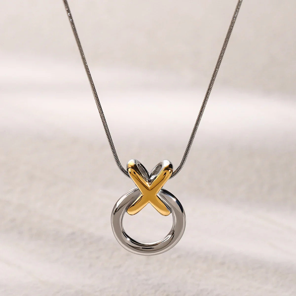 {
  "[Royal&Vicky]Mirabelle Ring Knot Necklace": "[Royal&Vicky] ミラベル リング ノット ネックレス"
}