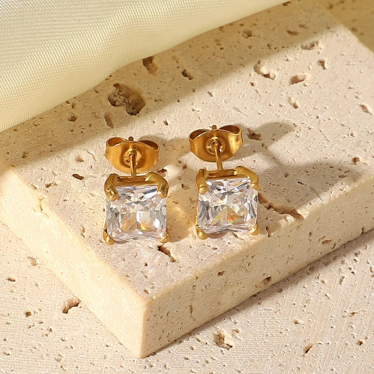 [Royal&Vicky]Goldene Solitaire-Ohrringe März