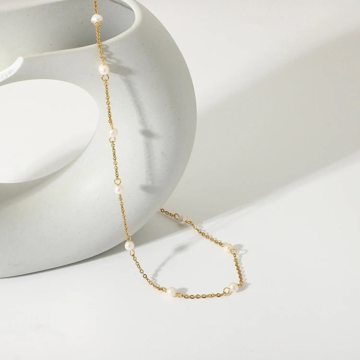 {
  "Royal&Vicky": "Royal&Vicky",
  "Nora Gold Pearl Necklace": "ノラ ゴールドパールネックレス"
}