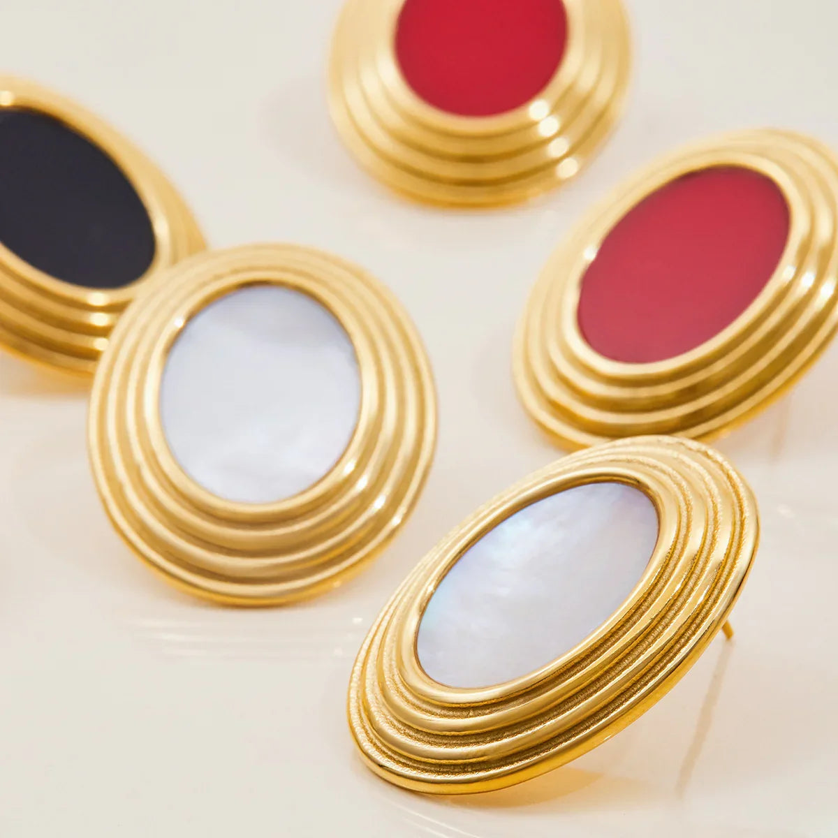 [ロイヤル＆ヴィッキー] ルーシー ゴールドエナメルピアス