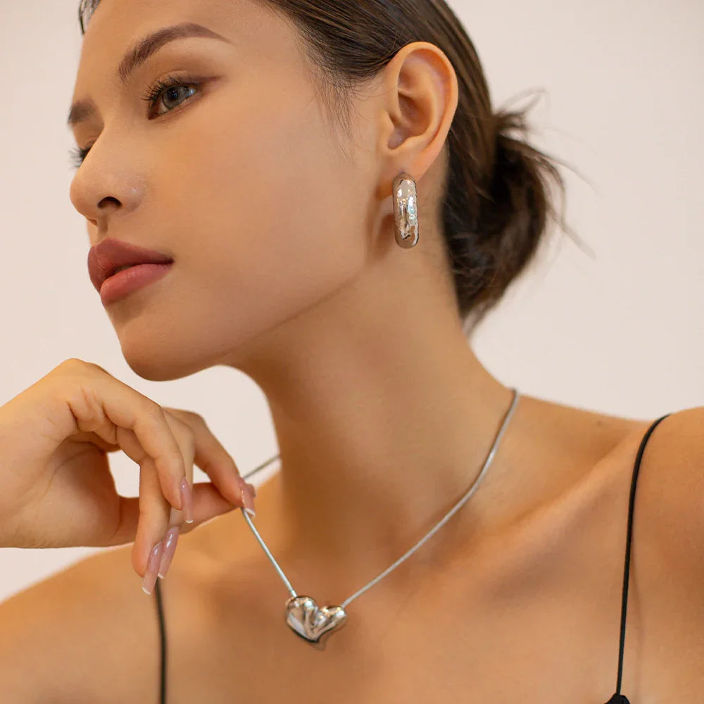 [{"input": "Bethany Silver Earrings", "output": "Bethany Silberohrringe"}]