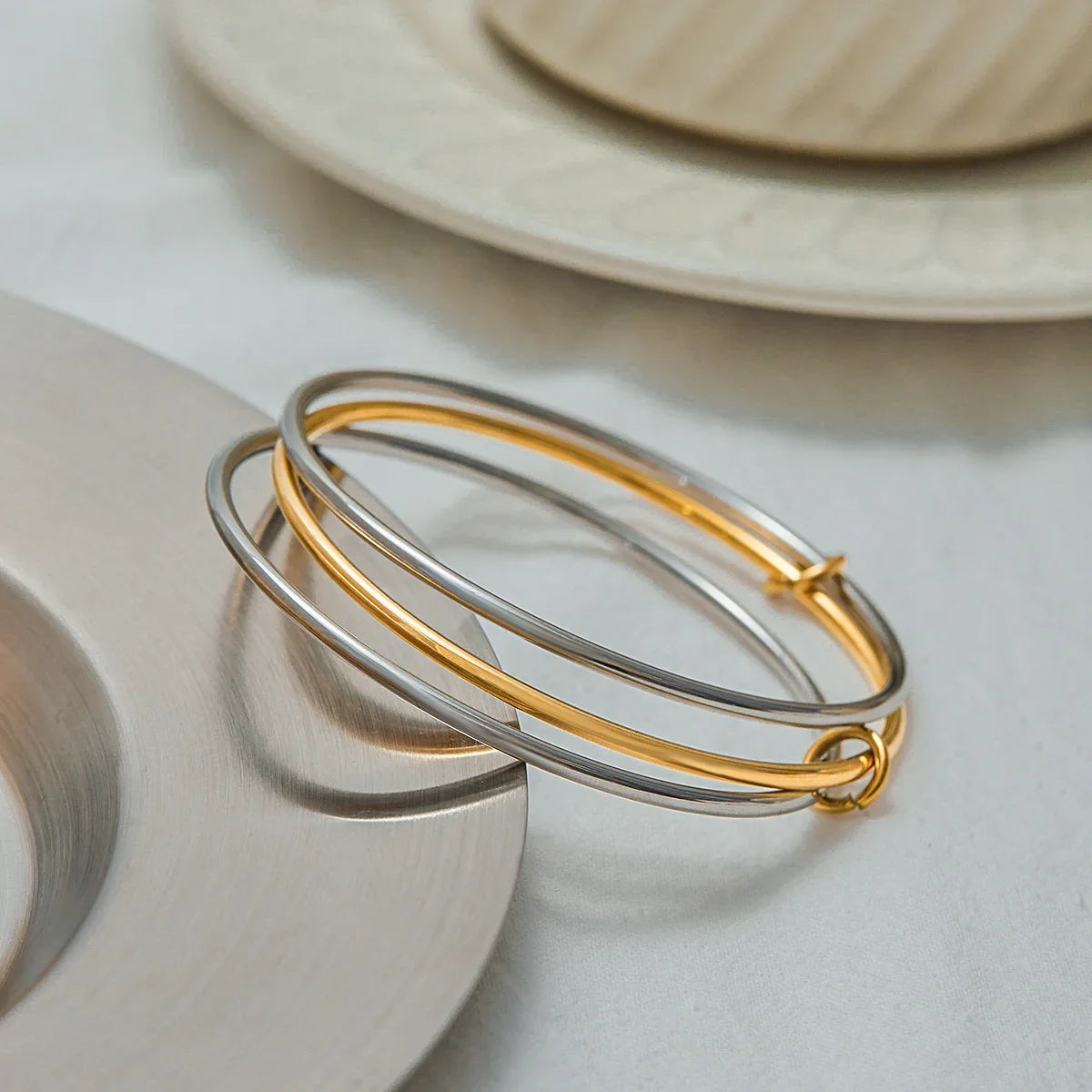 {
  "[Royal&Vicky]Romina Two Tone Stacked Bracelet": "[Royal&Vicky] ロミナ ツートーン スタックブレスレット"
}
