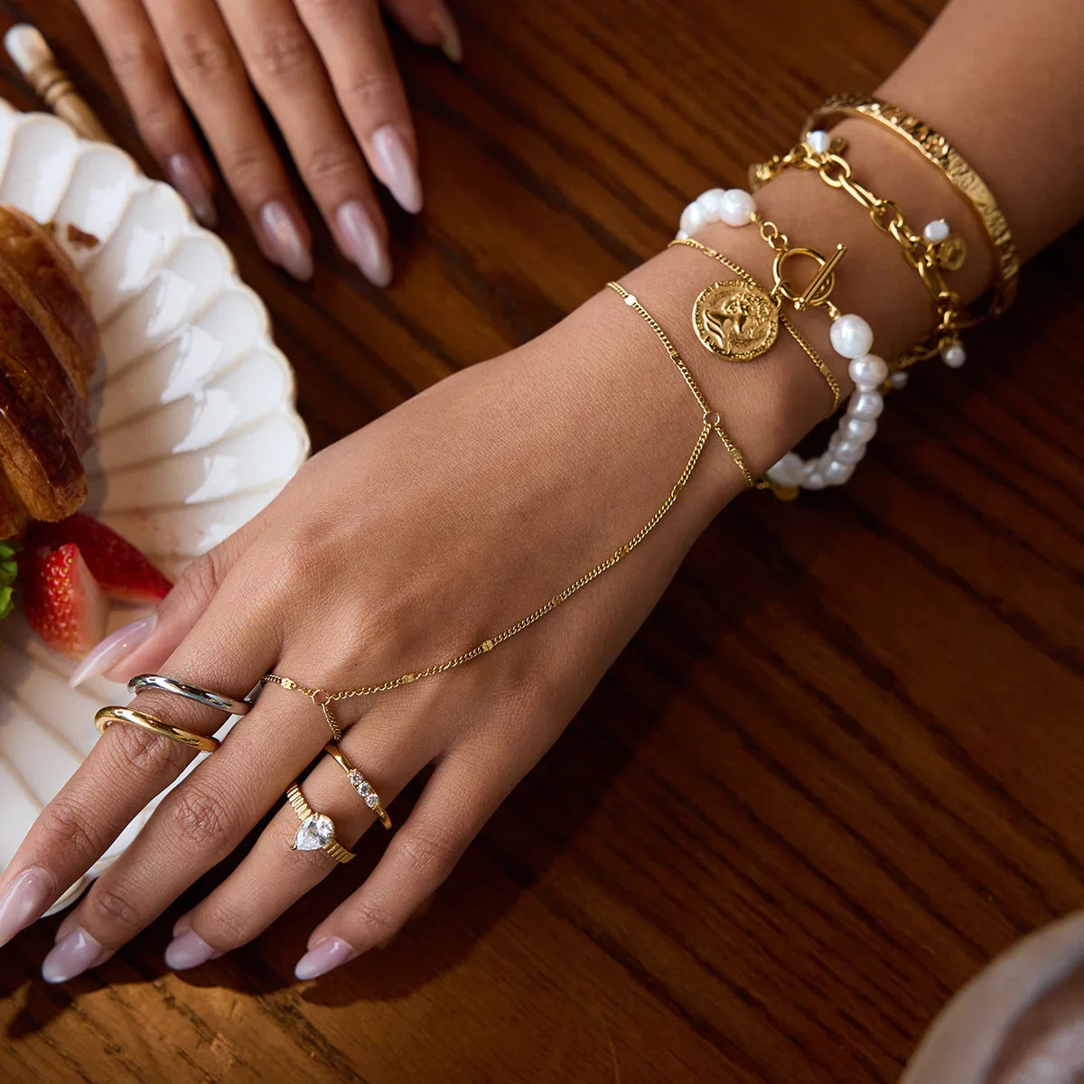 [Royal&Vicky]Mimi Golden Hand Chain