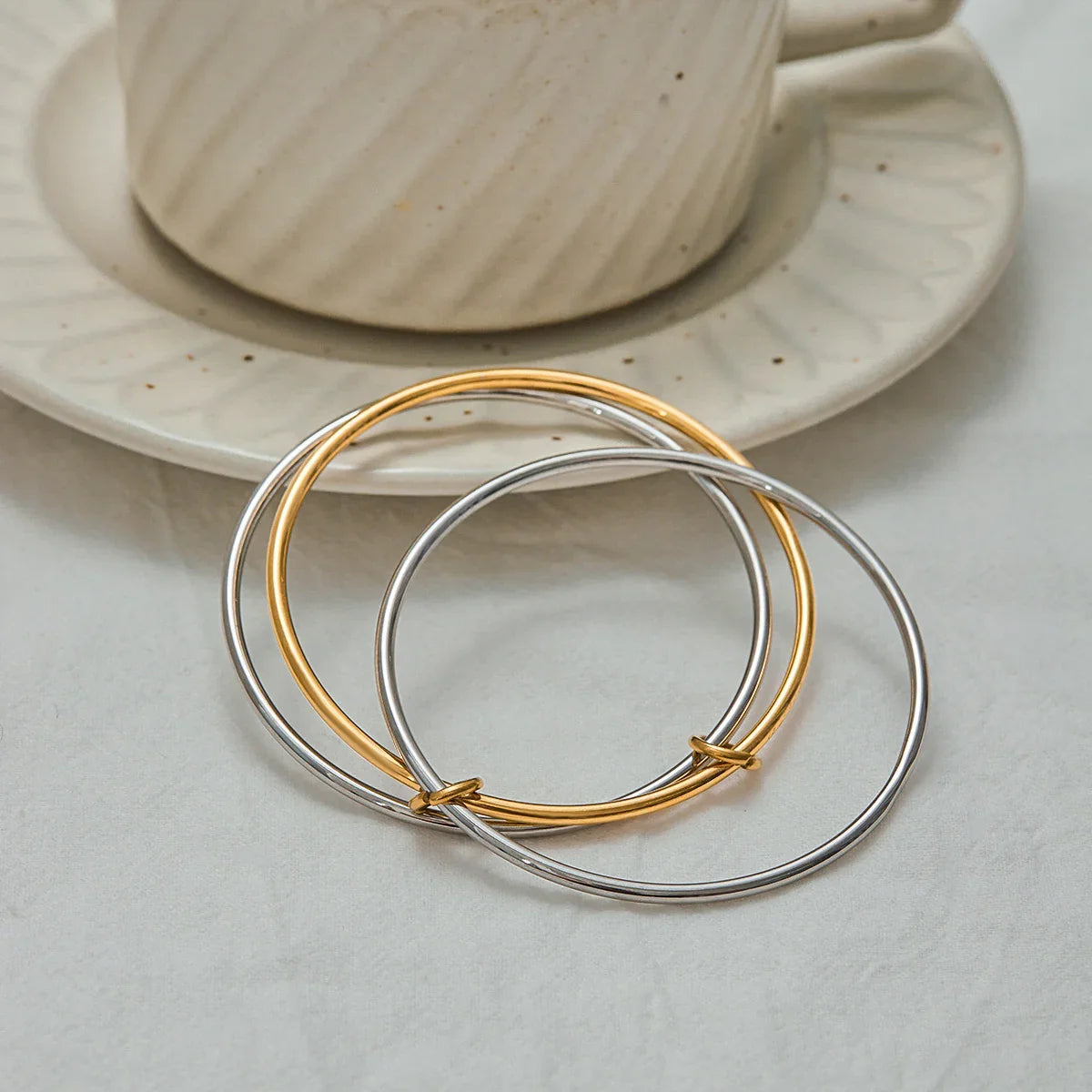 {
  "[Royal&Vicky]Romina Two Tone Stacked Bracelet": "[Royal&Vicky] ロミナ ツートーン スタックブレスレット"
}