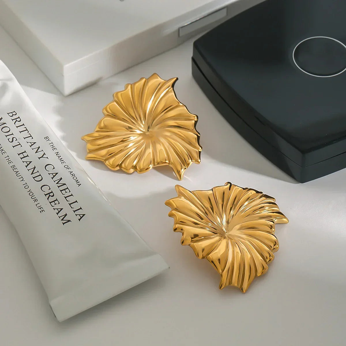 [Royal&Vicky]Rafaela Skulpturale Blüten-Ohrringe in Gold