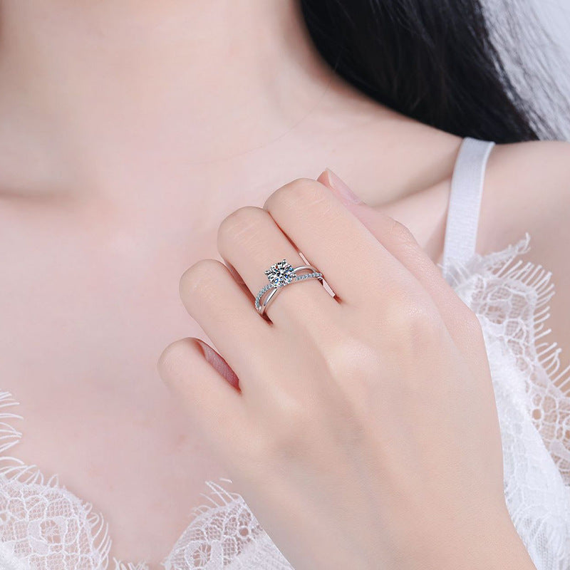 [Royal&Vicky]ELEGANT 4-PRONG CROSSOVER MOISSANITE ENGAGEMENT RING