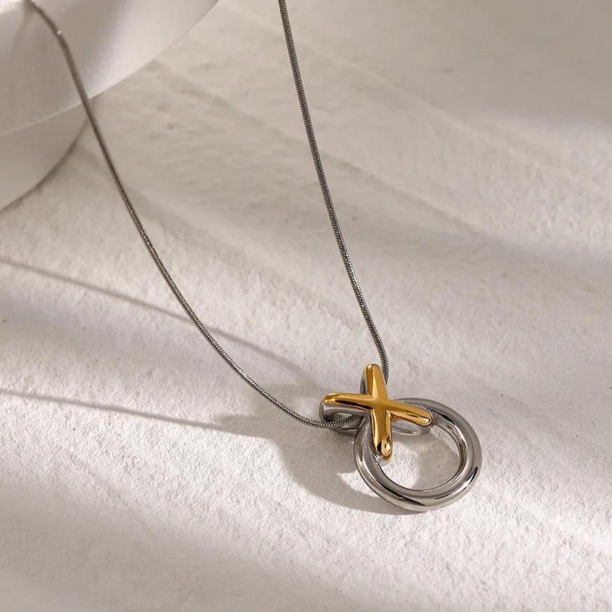 {
  "[Royal&Vicky]Mirabelle Ring Knot Necklace": "[Royal&Vicky] ミラベル リング ノット ネックレス"
}