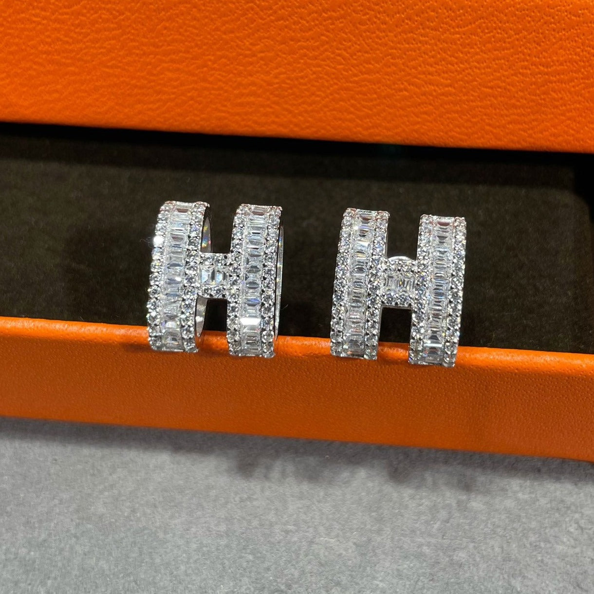 [ROYAL]H STUD EARRINGS WITH SILVER DIAMONDS