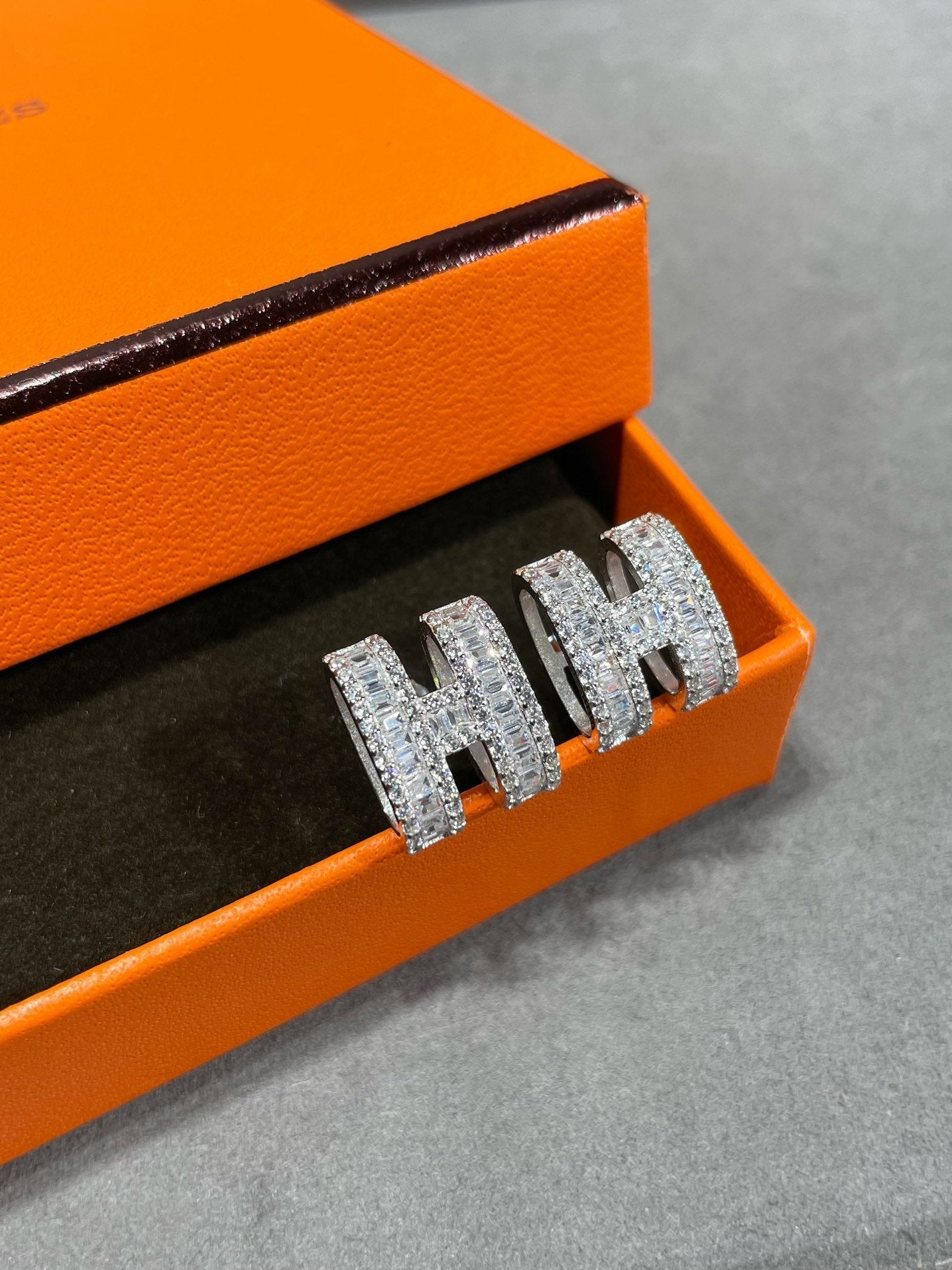 [ROYAL]H STUD EARRINGS WITH SILVER DIAMONDS